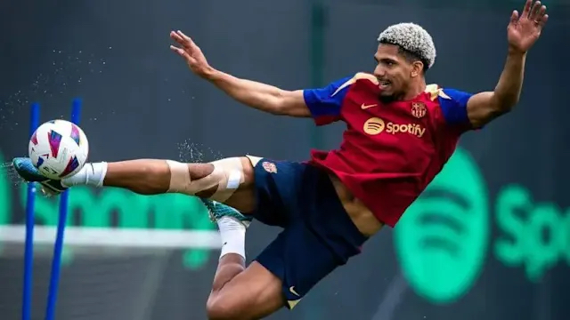 Barcelona đối mặt bài toán khó: Giữ Araujo hay bán để chiêu mộ Nico Williams?
